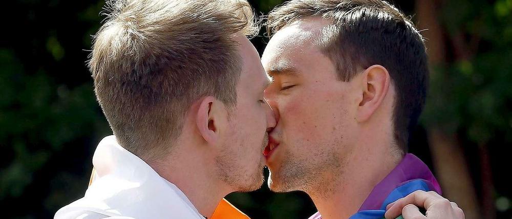 Ein Tag zum Küssen: Ein Paar in Dublin feiert den Ausgang des Referendums, bei dem sich eine Mehrzahl der Iren für eine Verfassungsänderung aussprach, die die Homo-Ehe in Irland möglich macht.