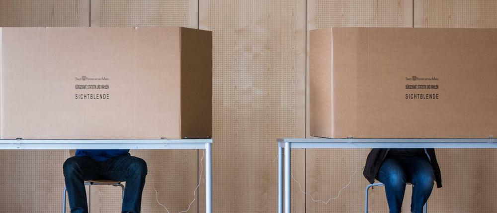Zwei Wähler bei der Kommunalwahl in Hessen 