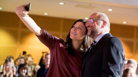 Ein Bild von einem Gottkanzler. Die Juso-Vorsitzende Johanna Uekermann macht ein Selfie mit Martin Schulz. 