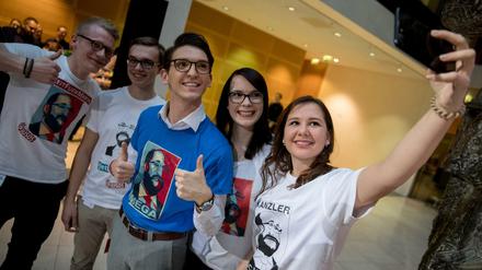 Mitglieder der Jusos nehmen vor einer Konferenz mit SPD-Kanzlerkandidat Schulz ein Selfie auf.