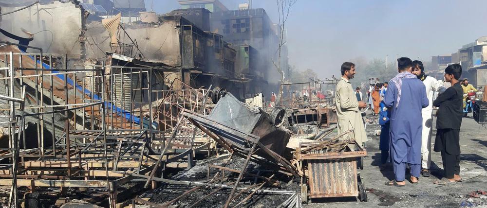 Kundus ist am Wochenende an die Taliban gefallen. Dort werden die Trümmer von Geschäften inspiziert, die bei den Kämpfen zerstört wurden.