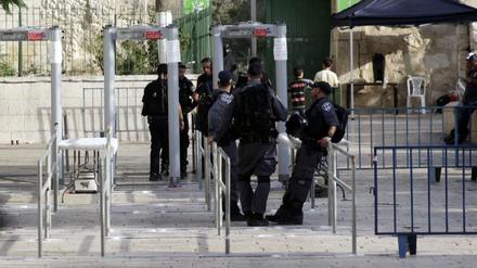 Israelische Polizisten am Montag an einer Sicherheitsschranke außerhalb der Al-Aksa-Moschee in der Jerusalemer Altstadt.