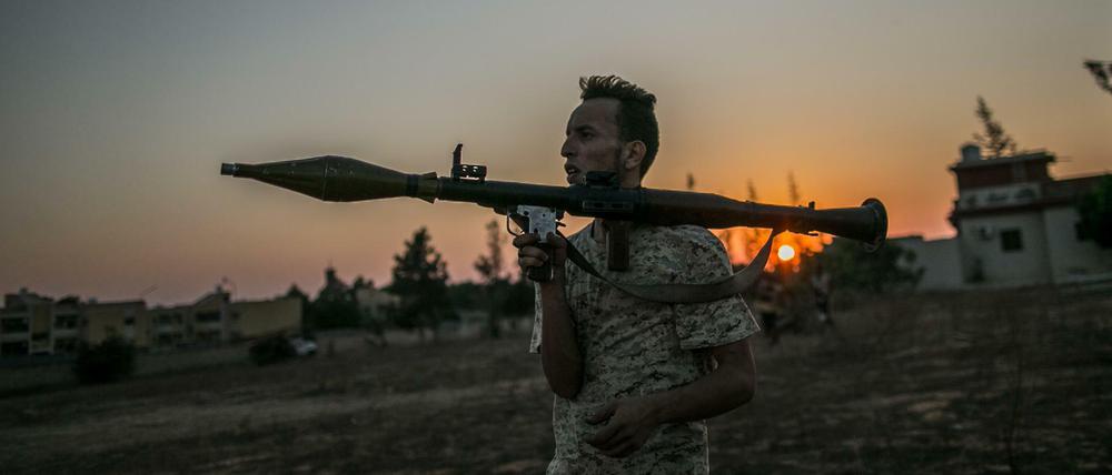 Ein bewaffneter Kämpfer in Libyen.