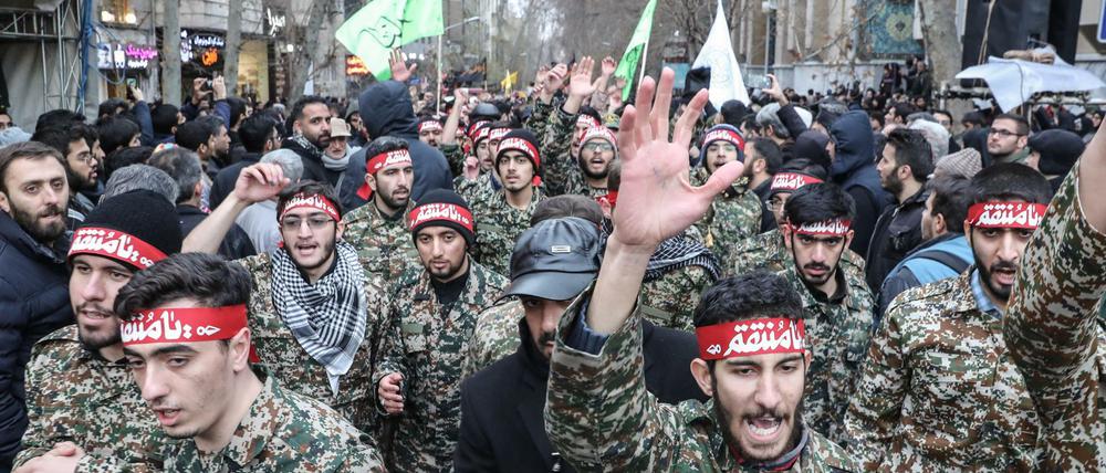 Mitglieder der iranischen paramilitärischen Basij-Miliz nehmen an einem Trauerzug für den ranghohen iranischen Generals Soleimani in Teheran teil.