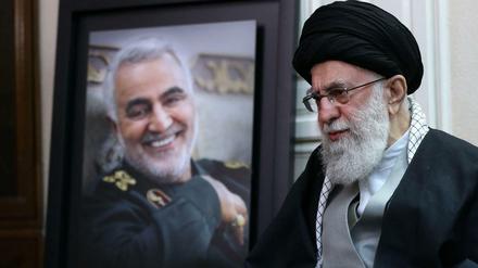 Ajatollah Ali Chamenei neben einem Bild des getöteten Generals Soleimani