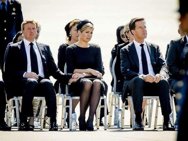 König Wilhem-Alexander, Königin Maxima and Premierminister Mark Rutte bei der Trauerfeier am Flughafen.