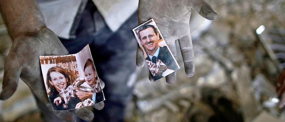 Syrische Regimegegner haben ein Kopfgeld auf den Präsidenten Assad ausgesetzt. Dessen Familie soll sich mittlerweile abgesetzt haben.