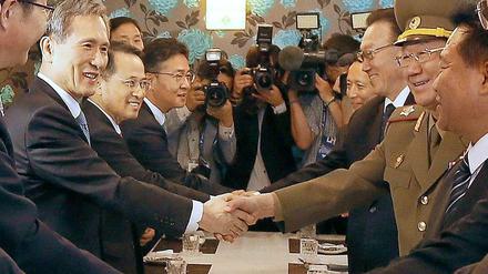 Große Geste. Hwang Pyong So, ein naher Vertrauter von Jungdiktator Kim Jong Un und die Nummer zwei des Regimes, reicht seinem südkoreanischen Gegenüber Kim Kwan Jin, dem höchsten Sicherheitsberater von Präsidentin Park, die Hand