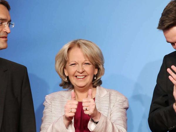 Die große Siegerin: Ministerpräsidentin Hannelore Kraft lässt sich nach den ersten Hochrechnungen, die einen klaren Sieg für sie, die SPD und Rot-Grün erwarten lassen, mit ihrem Mann Udo und ihrem Sohn Jan feiern.