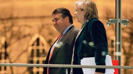 SPD-Chef Sigmar Gabriel und SPD-Vize Hannelore Kraft bei nächtlichen Koalitionsverhandlungen mit der Union.