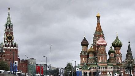 Blick auf den Kreml in Moskau mit Spasski-Turm (links) und Basilius-Kathedrale. 