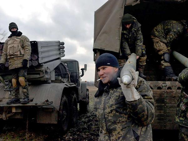 Ukrainische Soldaten bereiten einen Angriff auf prorussische Seperatisten vor. 