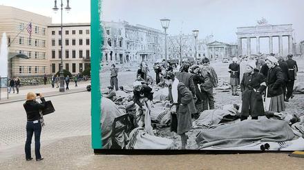 Ein historisches Foto vom Ende des 2. Weltkrieges ist am 22.04.2015 auf dem Pariser Platz in Berlin aufgestellt. Das Foto gehört zu der Ausstellung «Mai '45 - Frühling in Berlin», die bis zum 26. Mai mit einer Open-Air-Ausstellung an die Kapitulation Berlins am 2. Mai und das Ende des 2. Weltkrieges 1945 erinnert. 