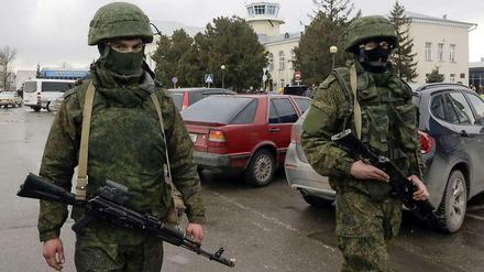 Bewaffnete Männer, der genaue Identität nicht bekannt ist, vor dem Airport Simferopol auf der Krim.