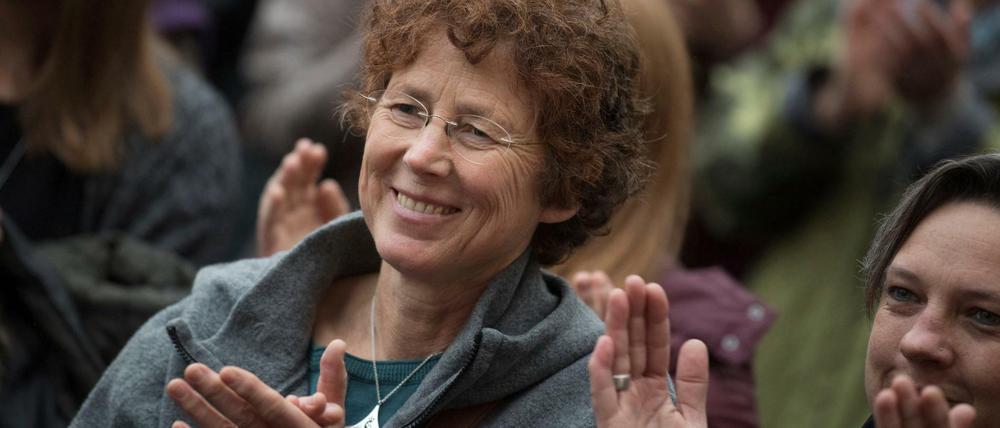 Applaus für ihre Unterstützerinnen: Kristina Hänel vor dem Amtsgericht Gießen nach dem Urteil gegen sie.