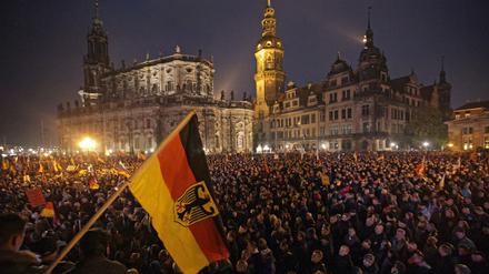 Kundgebung der Pegida -Bewegung am Montagabend auf dem Theaterplatz in Dresden. 