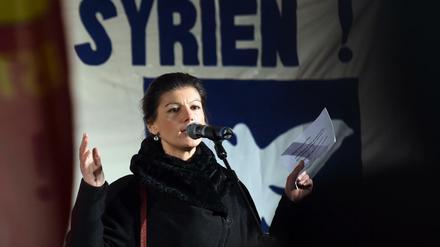 Linksfraktionschefin Sahra Wagenknecht im Dezember 2015 auf einer Kundgebung gegen den Bundeswehreinsatz in Syrien. 