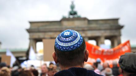 Teilnehmer der Kundgebung "Steh auf! Nie wieder Judenhass!" des Zentralrats der Juden in Deutschland am Brandenburger Tor in Berlin: Antisemitismus und Islamhass scheinen in Deutschland parallel auf dem Vormarsch.