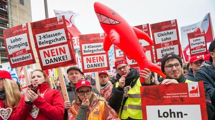 Mehrere hundert Demonstranten haben im April in München mit Fahnen und Plakaten an der DGB-Kundgebung gegen Missbrauch von Leiharbeit und Werkverträgen teilgenommen. 