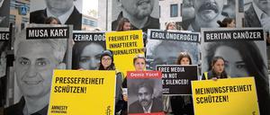 Kundgebung für die Pressefreiheit in der Türkei gegenüber der Türkischen Botschaft in Berlin. 