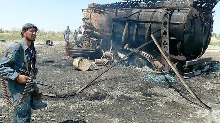 Angriff mit Folgen: einer der verbrannten Tankwagen nahe Kundus.