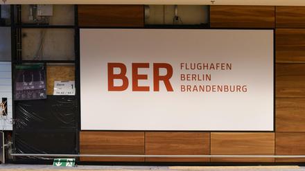 Wandverkleidung mit Logo und Schriftzug, fotografiert am 30.07.2015 am Hauptterminal des Großflughafens BER in Schönefeld (Brandenburg). Nach dem jetzigen Stand der Dinge soll der Flughafen im zweiten Halbjahr 2017 eröffnet werden und rund 5,4 Milliarden Euro kosten. 