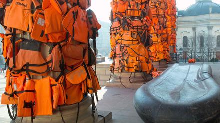 Arbeiter befestigen am 13.02.2016 am Konzerthaus in Berlin zahlreiche Rettungswesten. Der chinesische Künstler Ai Weiwei will damit an das Schicksal der vielen Flüchtlinge, die auf ihrem Weg nach Europa ertrunken sind, erinnern. Die Rettungswesten hatte er dazu von der griechischen Insel Lesbos bekommen. 