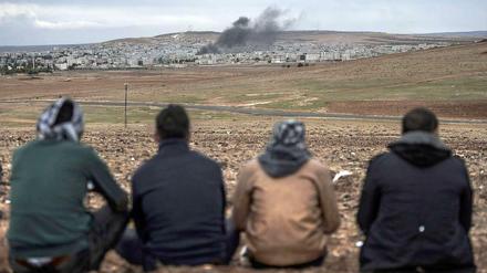 Dem Krieg zuschauen: Kurden beobachten von türkischer Seite die Stadt Kobane.