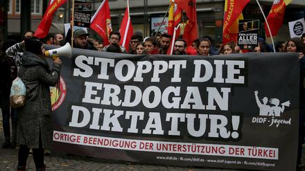 Kurden demonstrieren am Wochenende in Köln gegen die Festnahme führender Oppositions-Politiker in der Türkei. Auf einem Transparent heißt es "Stoppt die Erdogan Diktatur!".