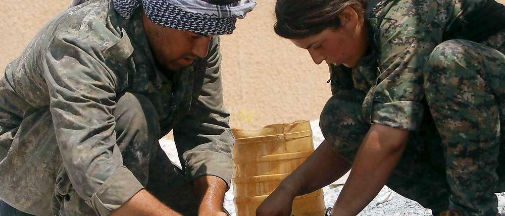 Kurdische Kämpfer bereiten eine Sprengladung im Kampf gegen die Dschihadistengruppe Islamischer Staat (IS) vor. Die Kurden aus dem Irak, der Türkei und Syrien wollen nun gemeinsam gegen den IS kämpfen. 
