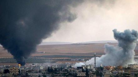 Aufnahmen von der türkischen Grenze zeigen Raketeneinschläge am Rande der Stadt Kobane.