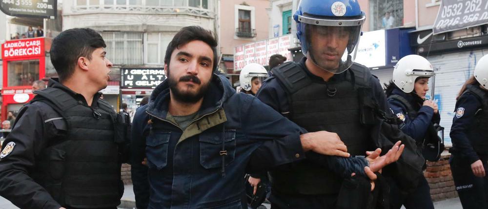 Türkische Polizisten verhaften einen Demonstranten in Istanbul. 