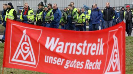 Beschäftigte mehrerer Schiff- und Maschinenbaubetriebe im Seehafen Rostock waren in Warnstreik getreten.