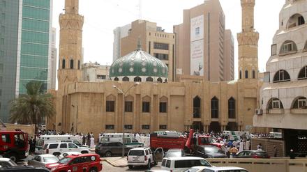 Sicherheitskräfte sichern die Umgebung nach einem Anschlag auf eine Moschee in Kuwait.