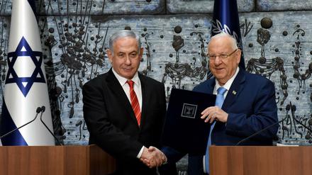 Nächster Versuch. ]Präsident Reuven Rivlin hat Benjamin Netanjahu mit Koalitionsverhandlungen beauftragt. 