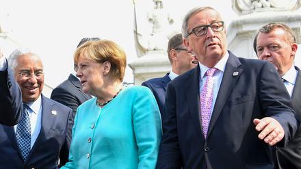 Kanzlerin Angela Merkel und EU-Kommissionschef Jean-Claude Juncker (rechts) beim Gipfel in Bratislava.