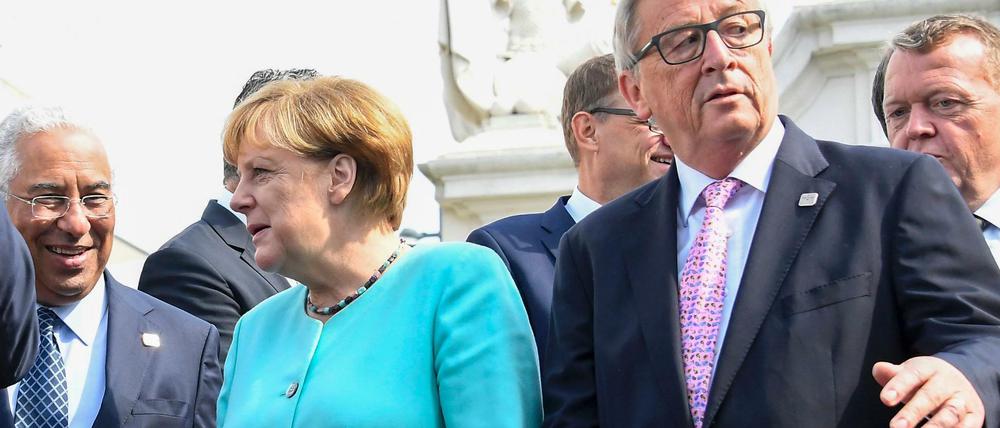 Kanzlerin Angela Merkel und EU-Kommissionschef Jean-Claude Juncker (rechts) beim Gipfel in Bratislava.