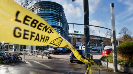 "Stop Polizei - Lebensgefahr" - Die Polizei in Hannover setzte vor der HDI-Arena in Hannover Material ein, mit dem sie sonst vor gefährlichen Stoffen warnt.