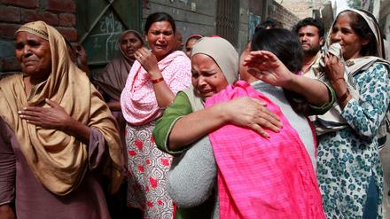 Frauen im pakistanischen Lahore trauern um die Opfer der Anschläge auf zwei Kirchen.