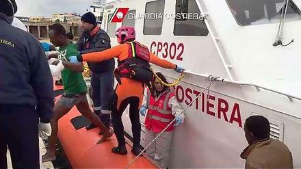 Dieses Foto von der Rettung von 29 Flüchtlingen aus Afrika wurde am Mittwoch von der italienischen Küstenwache veröffentlicht.
