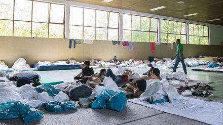 Angekommen in Deutschland. Blick in die Landeserstaufnahmeeinrichtung für Flüchtlinge in einer Turnhalle in Ellwangen in Baden-Württemberg. 