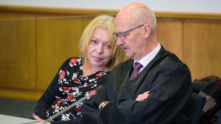 Klägerin Petra U. gemeinsam mit ihrem Anwalt Arnold Heim im Landgericht in Saarbrücken (Saarland). Ihr Antrag wurde abgewiesen.