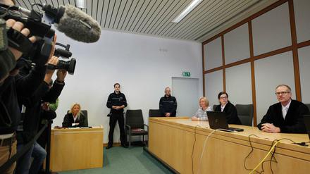 Vor der Urteilsverkündung im "Tempelbomber"-Prozess im Gerichtssaal in Essen.