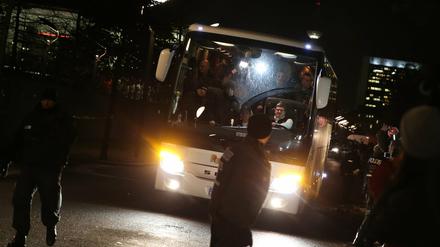 Ein Bus mit Flüchtlingen aus Landshut kommt vor dem Kanzleramt in Berlin an. Der Landshuter Landrat Peter Dreier (Freie Wähler) hatte am Donnerstag einen Bus mit 31 Flüchtlingen zum Kanzleramt nach Berlin auf die Reise geschickt. 