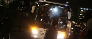 Ein Bus mit Flüchtlingen aus Landshut kommt vor dem Kanzleramt in Berlin an. Der Landshuter Landrat Peter Dreier (Freie Wähler) hatte am Donnerstag einen Bus mit 31 Flüchtlingen zum Kanzleramt nach Berlin auf die Reise geschickt. 