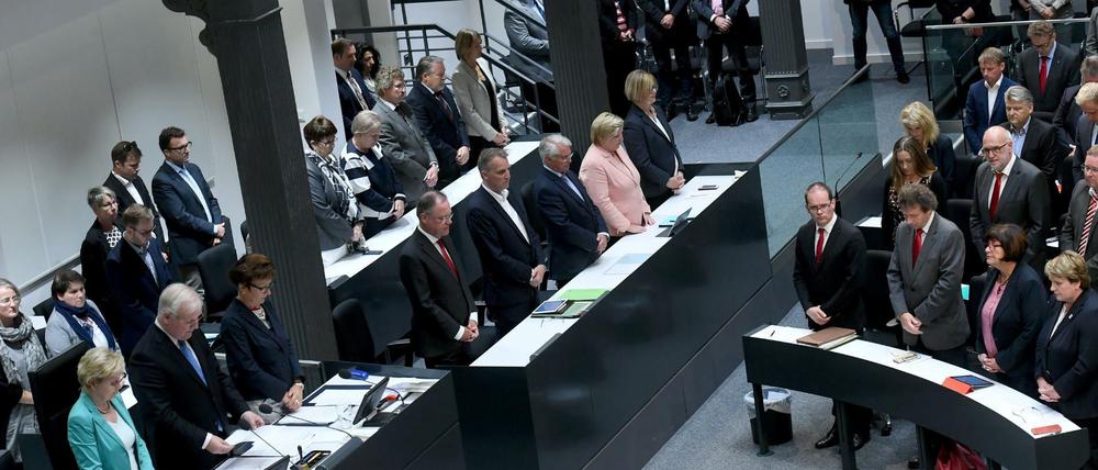 Die Minister, Abgeordnete und Gäste im Landtag von Niedersachsen gedenken am Montag während einer Schweigeminute der Terroropfer von Barcelona.