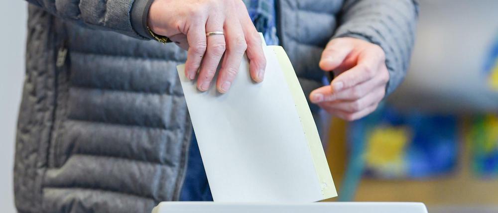 Ein Wähler in einem Wahllokal im hessischen Offenbach