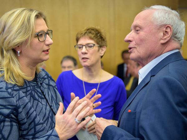Wenn zwei sich einig sind, freut sich die Dritte: Anke Rehlinger (SPD, links) und Oskar Lafontaine (Linke) haben darauf spekuliert, dass es für Rot-Rot im Saarland reichen kann. Doch am Ende wird wohl die saarländische Ministerpräsidentin von der CDU, Annegret Kramp-Karrenbauer (Mitte) weiterregieren.