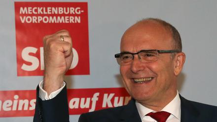 Der Spitzenkandidat der SPD, Ministerpräsident Erwin Sellering freut sich über den Wahlsieg.