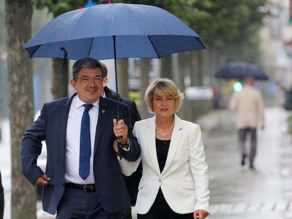 Der Spitzenkandidat der CDU, Lorenz Caffier, kommt am Sonntag in Neustrelitz (Mecklenburg-Vorpommern) mit seiner Frau Ingetraut zur Stimmabgabe bei der Landtagswahl ab.